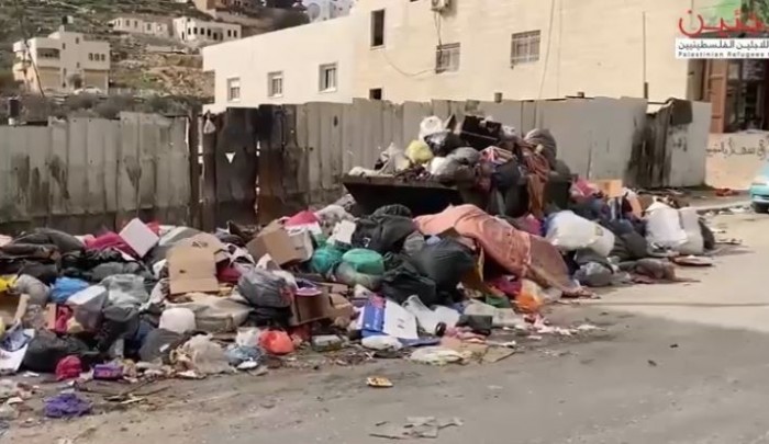 (النفايات تملأ شوارع المخيمات جراء الاضراب المستمر)