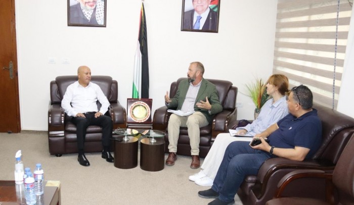 لقاء أبو هولي مع الوفد البريطاني بمقر الدائرة في غزة
