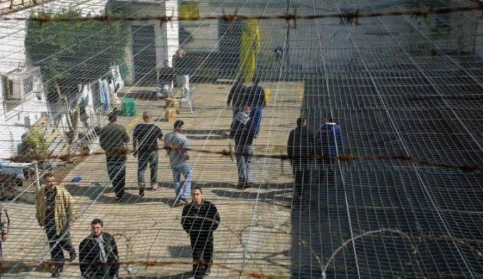 تعبيرية – الأسرى في سجون الاحتلال