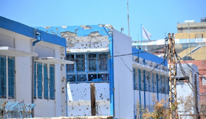 مدرسة تابعة لوكالة الأونروا تضررت جراء الاشتباكات في مخيم عين الحلوة