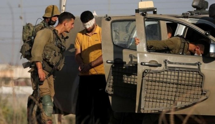 تعبيرية – لحظة اعتقال أحد الشبان على يد جنود الاحتلال