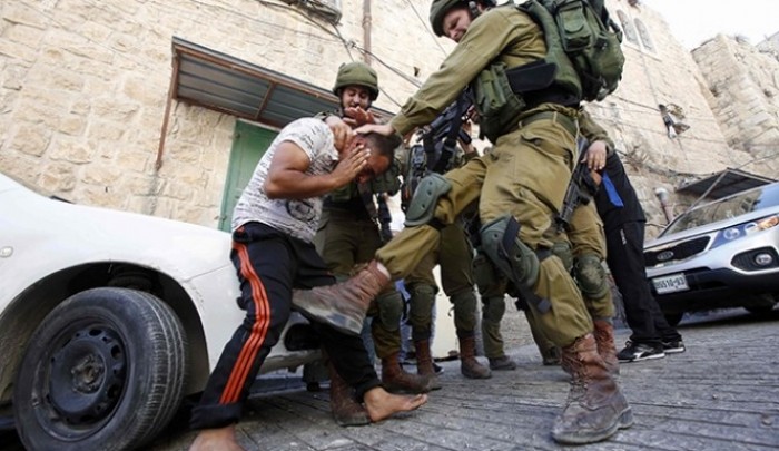 أرشيفية – جنود الاحتلال يعتدون على شاب أثناء اعتقاله