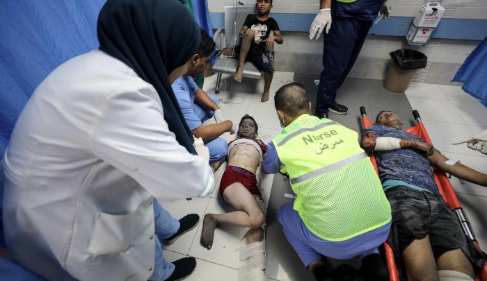 مشفى الشفاء بغزة يغص بالجرحى وسط تحذيرات من توقف العمل