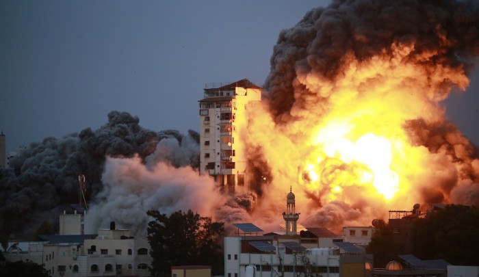 أثناء تدمير برج فلسطين وسط مدينة غزة