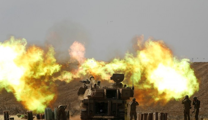 مدفعية الاحتلال تقصف مناطق قطاع غزة بشكلٍ متواصل