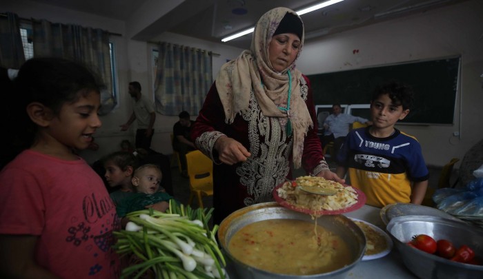 فلسطينيون في أحد مراكز الإيواء التابعة لأونروا في قطاع غزة