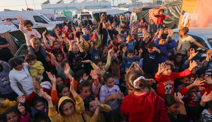 أطفال نازحون في نشاط للتفريغ النفسي في مستشفى الأقصى في دير البلح