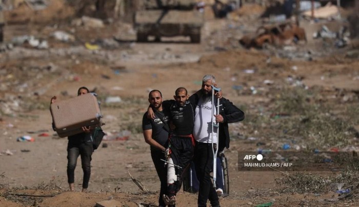 فلسطينيون مصابون يعودون الى مناطقهم امام جيش الاحتلال " الفرنسية"