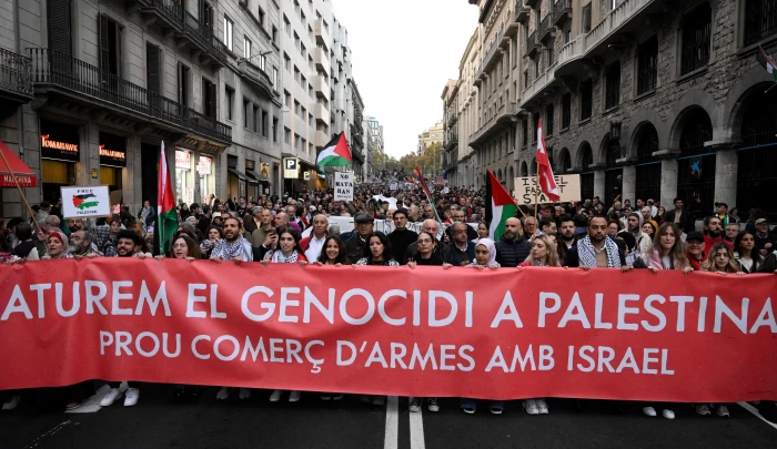 صورة من مظاهرة مدينة برشلونة الإسبانية "أوقفوا الإبادة الجماعية في فلسطين. كفى تجارة أسلحة مع إسرائيل" (الفرنسية)
