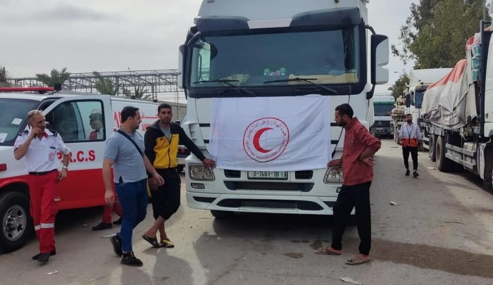 قافلة الهلال الأحمر الفلسطيني التي توجهت نحو مدينة غزة وشمال القطاع