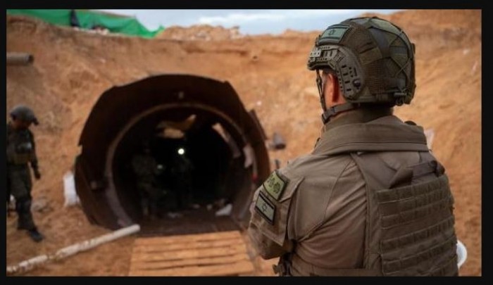 جندي أمام نفق "منته الصلاحية" اكتشفه الاحتلال