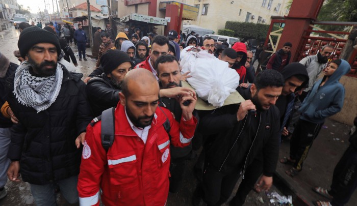 مسعفون في الهلال الأحمر الفلسطيني يشيعون 4 زملاء لهم ارتقوا في استهداف "إسرائيلي" لمركبات الإسعاف بدير البلح
