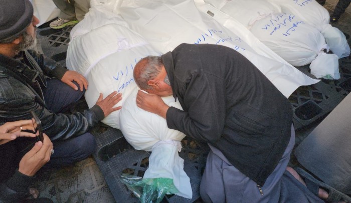 فلسطيني يبكي أفراد عائلته الذين استشهدوا جراء مجزرة "إسرائيلية" في رفح
