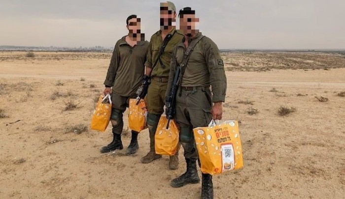 جنود "إسرائيليون" يحصلون على وجبات مجانية من "ماكدونالدز"
