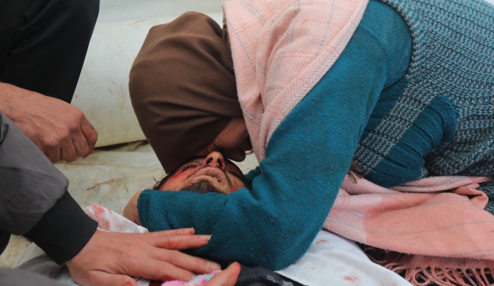 أم تبكي ابنها الشهيد في مستشفى شهداء الأقصى