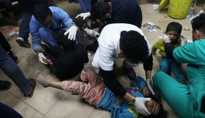 مصابون أطفال وصلوا إلى مستشفى شهداء الأقصى بعد غارات "إسرائيلية" على المحافظة الوسطى