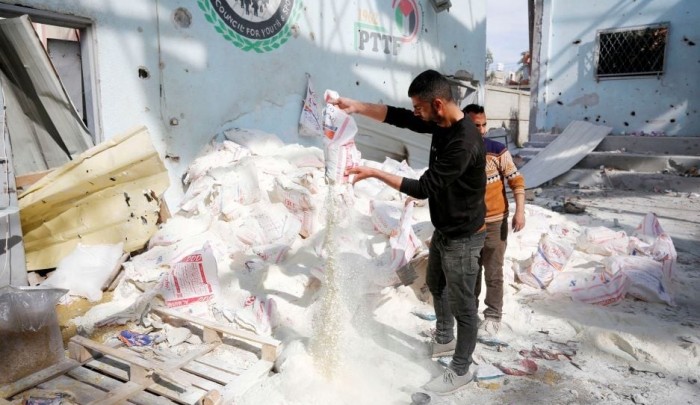 من قصف "إسرائيلي" سابق استهدف مركز توزيع تابع لـ"اونروا" في مخيم النصيرات وسط قطاع غزة