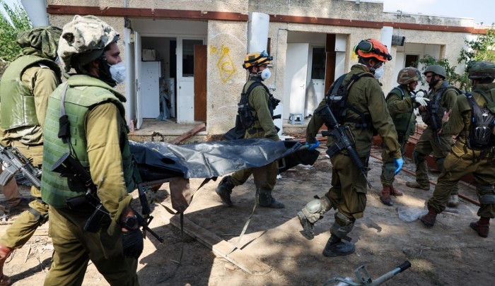 جنود إسرائيليون يجلون قتلاهم بعد عملية طوفان الأقصى