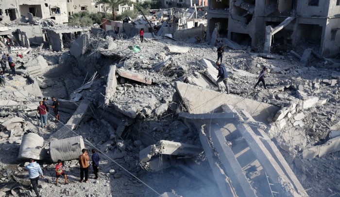 ركام مسجد البشير الذي دمرته طائرات الاحتلال "الإسرائيلي" في منطقة الحكر بدير البلح