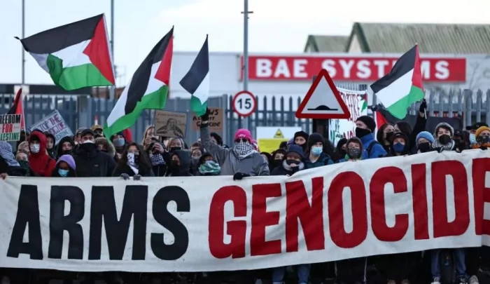 مظاهرة سابقة أمام مصنع أسلحة في بريطانيا يزود "إسرائيل" - أرشيفية