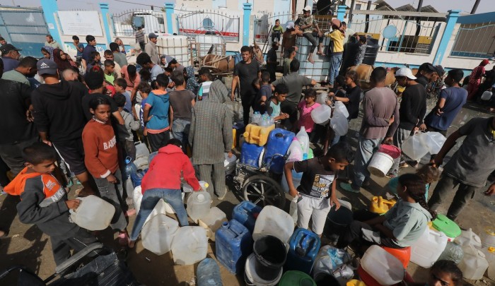 نازحون من رفح إلى دير البلح وسط القطاع يحاولون الحصول على المياه النظيفة