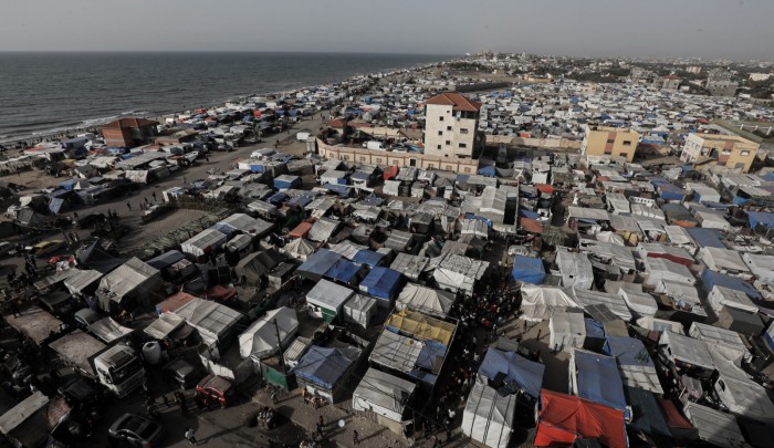 تم إقامة مخيم للنازحين من رفح في منطقة دير البلح وسط قطاع غزة.