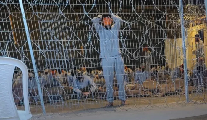 صورة نشرتها صحيفة "هآرتس" من داخل معتقل سدي تيمان في النقب