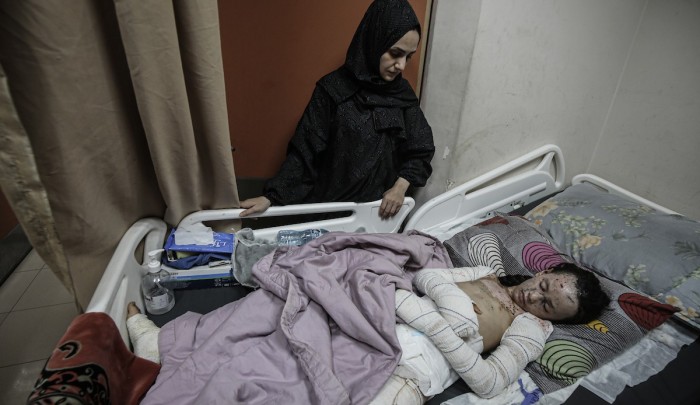 طفلة مصابة بحروق خطيرة جراء قصف "إسرائيلي" وبحاجة للإجلاء من أجل العلاج - دير البلح