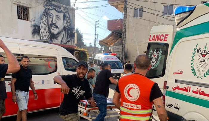 طواقم الهلال الأحمر الفلسطيني تنقل جرحى جراء تفجيرات "البيجر" في لبنان