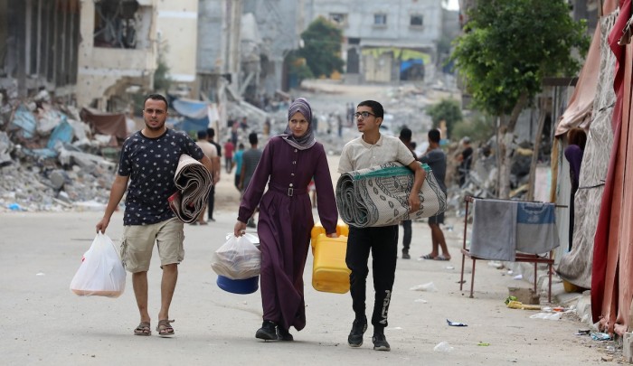 نزوح عشرات العائلات الفلسطينية من مخيم البريج عقب مجزرة ارتكبتها طائرات الاحتلال صباح اليوم