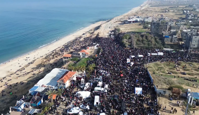 آلاف الفلسطينيين يحتشدون في شارع الرشيد بانتظار العودة إلى شمالي قطاع غزة