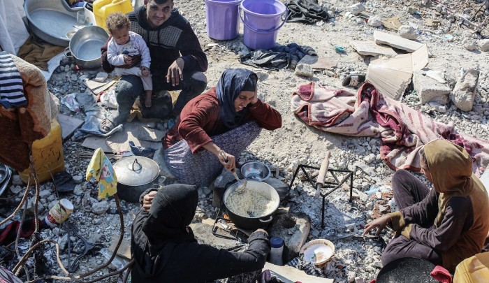 فلسطينيون يعيشون على أنقاض منازلهم المدمرة في مخيم جباليا شمال غزة