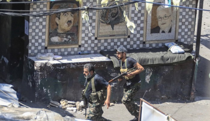 مقاتلون من فتح في مخيم عين الحلوة.- أرشيفية 2023- (AP)