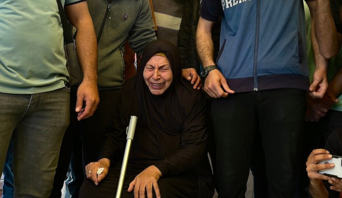 سيددة فلسطينية  تبكي الشهداء في خان يونس جنوب غزة
