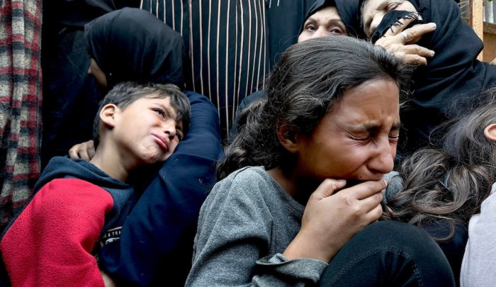 أطفال يبكون خلال وداع أفراد عائلاتهم الذين استشهدوا جراء القصف "الإسرائيلي" جنوبي قطاع غزة