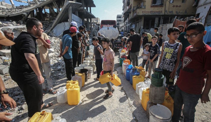 فلسطينيون يصطفون للحصول على المياه وسط انهيار الخدمات وتواصل الحصار