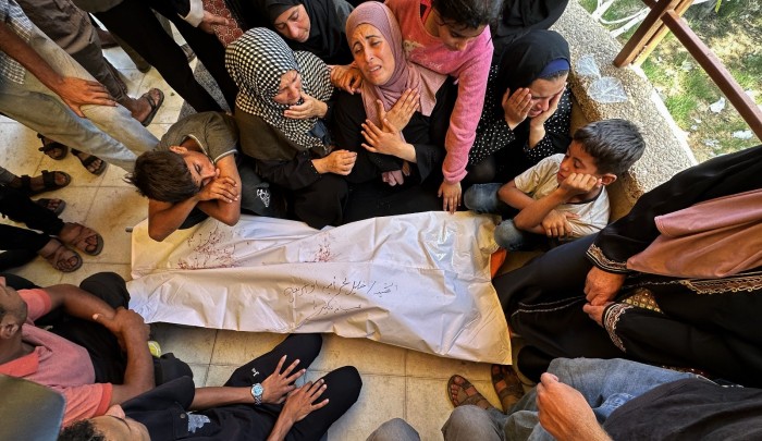 تشييع شهداء مجزرة المساعدات في رفح بمستشفى ناصر في خانيونس، اليوم