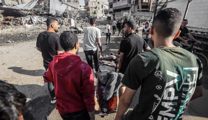 فرق الدفاع المدني تنتشل شهداء وجرحى بعد قصف مبنى للنازحين قرب محطة وقود في مدينة غزة