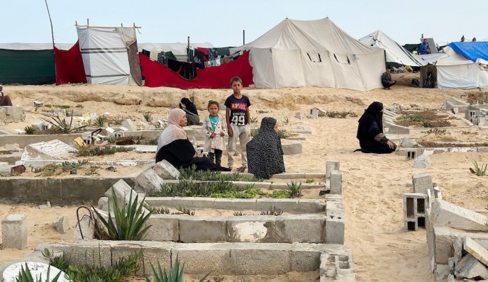 فلسطينيون في غزة يستقبلون العيد فوق قبور الشهداء