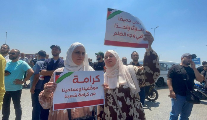 وقفة في بيروت ضد قرار "أونروا" فصل معلمين