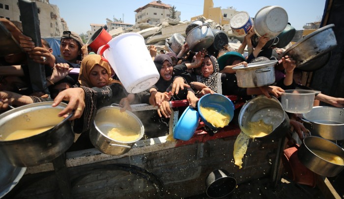 فلسطينيون يتجمعون للحصول على وجبات مجانية من "تكية" في مدينة غزة وسط أزمة الجوع المتفاقمة