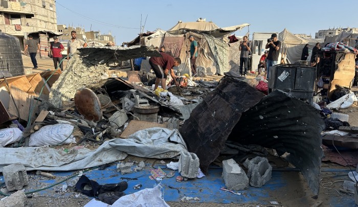 فلسطينيون يتفقدون آثار الدمار بخان يونس بعد غارات الاحتلال على خيام النازحين جنوب غزة