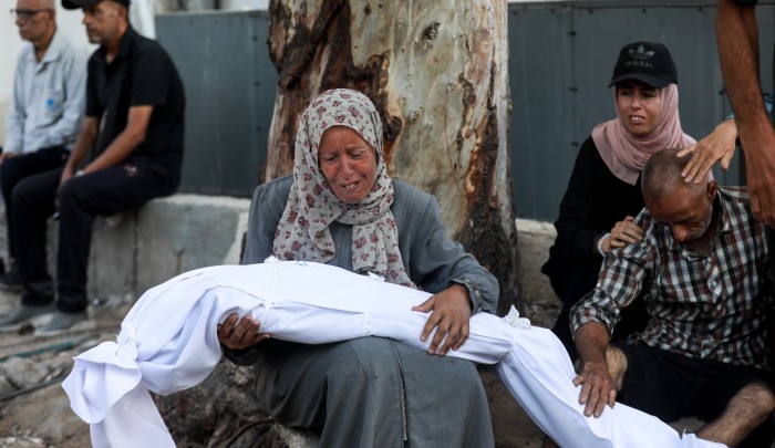 فلسطينيون يشيعون جثامين شهداء في مستشفى الشفاء بمدينة غزة.