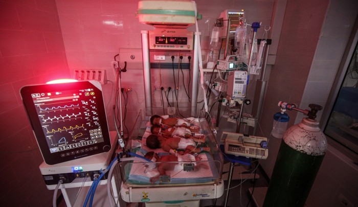 أطفال خدج يواجهون خطر الموت في غزة بسبب نقص الوقود وإغلاق المعابر