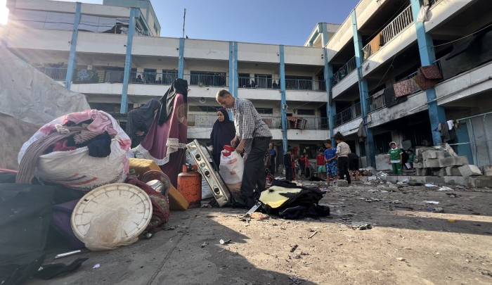 فلسطينيون يتفقدون دمار مدرسة أبو حلو بمخيم البريج بعد قصف "إسرائيلي" اليوم