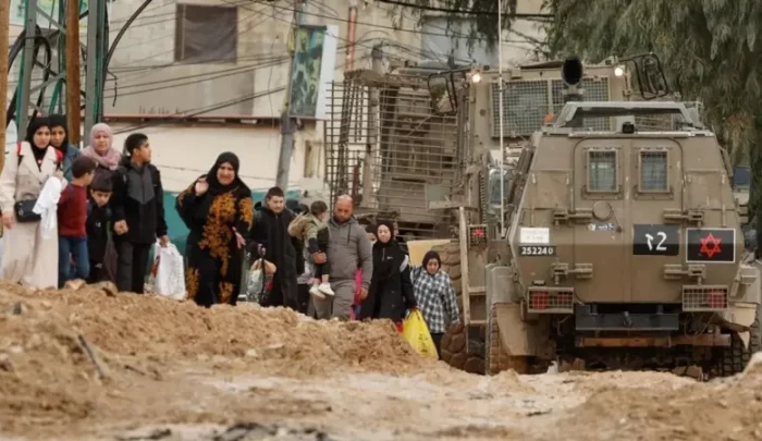نزوح واسع من مخيم جنين إثر اقتحام الاحتلال وتدمير البنية التحتية، رويترز