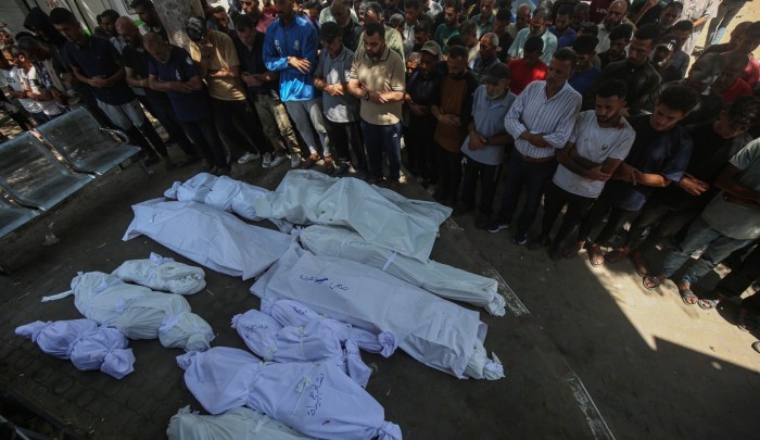 فلسطينيون يشيعون جثامين عدد من الشهداء في مستشفى الشفاء الطبي بمدينة غزة