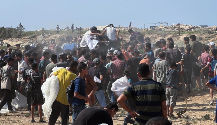 فلسطينيون يتجمعون للحصول على مساعدات تلقى من الجو في أماكن خطرة وسط قطىاع غزة