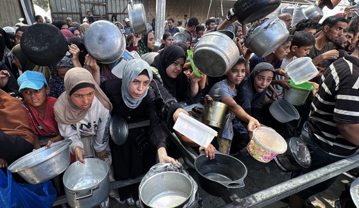 فلسطينيون يتجمعون للحصول على الطعام من "تكية" في مخيم النصيرات وسط قطاع غزة
