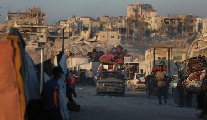 فلسطينيون ينزحون للجنوب بعد عمليات القصف والتهديد لمناطق سكنهم شمال غزة